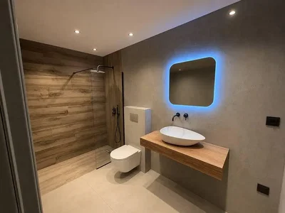 Salle de bain; rénové, lumière naturelle, carrelage, poutres en bois