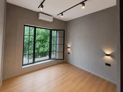 Salon; parquet, lumière naturelle, style moderne