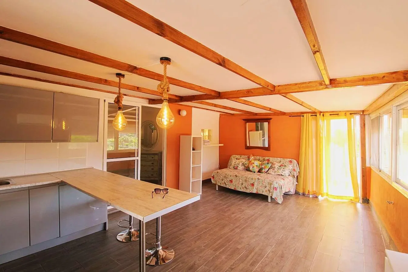 Wohnzimmer; tageslicht, holzbalken, rustikaler stil