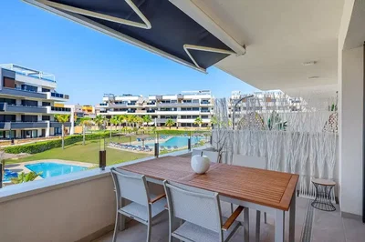 Balkon; manzara, fayans zemin, doğal ışık