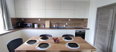 مطبخ; أجهزة المطبخ, أرضية خشبية, ضوء طبيعي