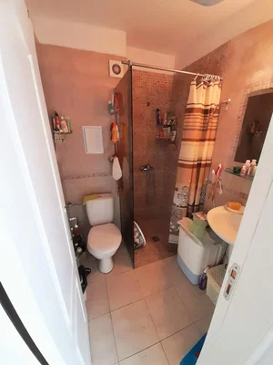 Banyo; fayans zemin, tadilat gerekiyor