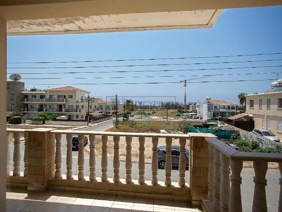 Balkon; manzara, fayans zemin, doğal ışık