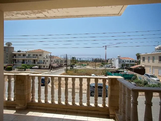 Balkon; manzara, fayans zemin, doğal ışık