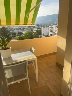 Balkon; výhled, dřevěná podlaha, přirozené světlo
