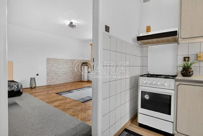 Kuchyně; kuchyňské spotřebiče, dřevěná podlaha, přirozené světlo