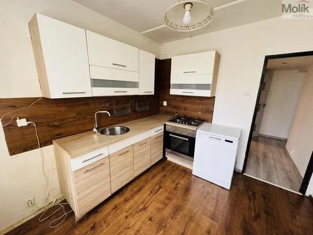 Kitchen; kitchen appliances, wood floor, natural light