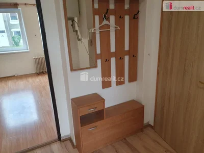 Šatna; dřevěná podlaha, přirozené světlo