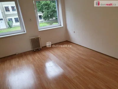 Ložnice; dřevěná podlaha, přirozené světlo, výhled