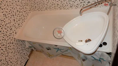 Badezimmer; fliesenboden, renovierungsbedürftig