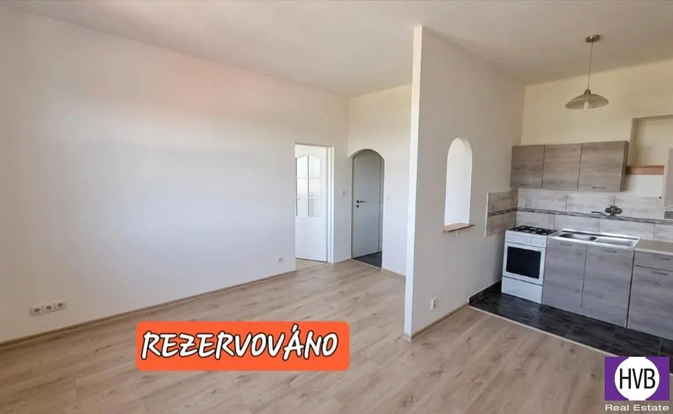 Keuken; keukenapparatuur, houten vloer, natuurlijk licht