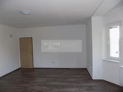 Outro; luz natural, chão de azulejo
