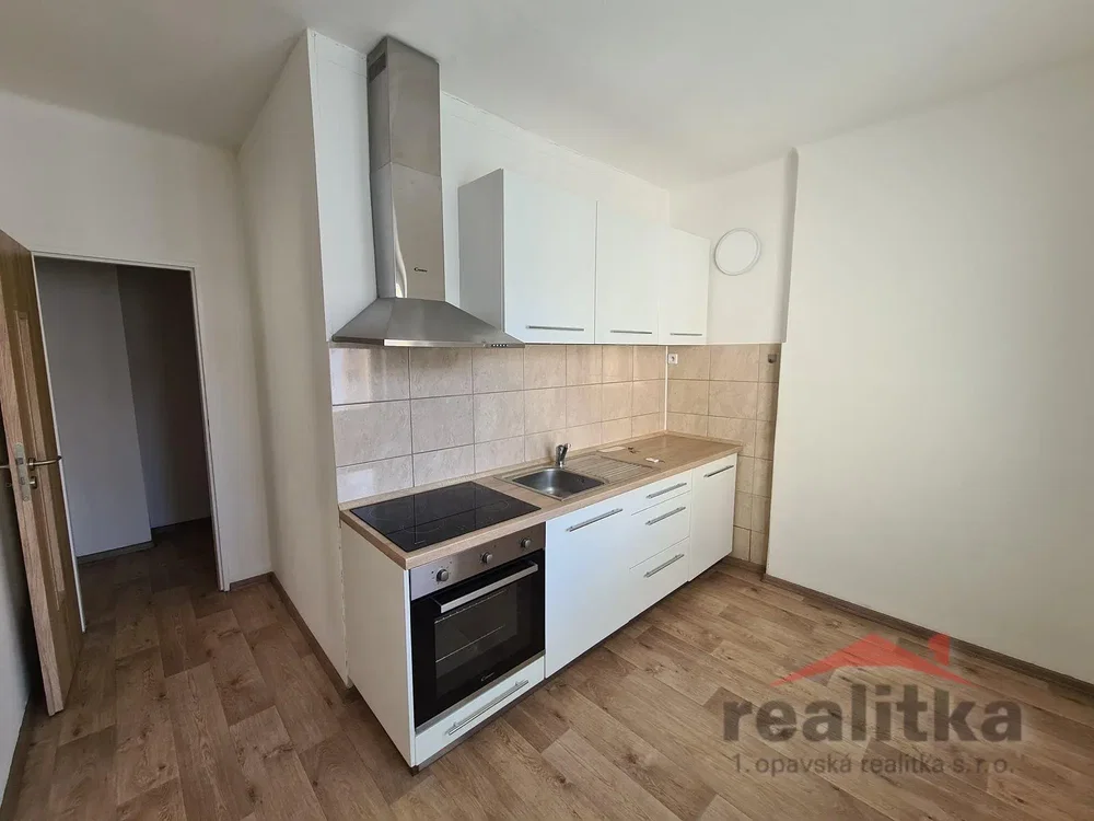 Cuisine; électroménager, carrelage, parquet, lumière naturelle