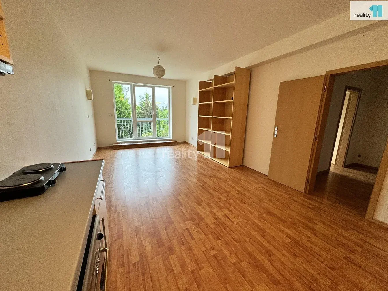 Cucina; pavimento in legno, luce naturale, vista