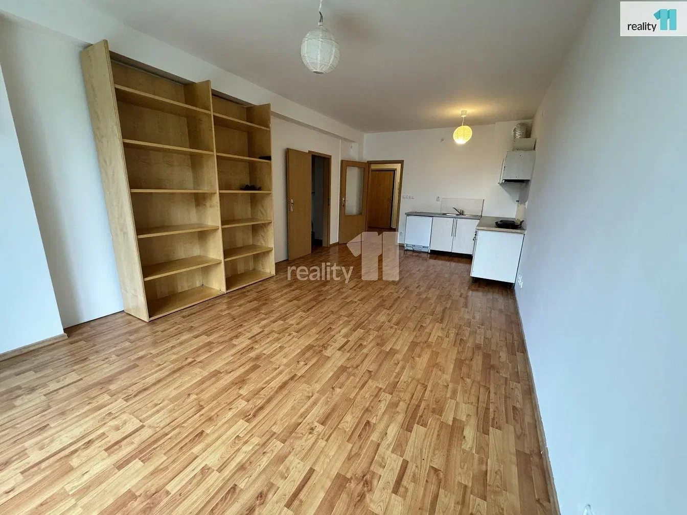 Soggiorno; pavimento in legno, elettrodomestici