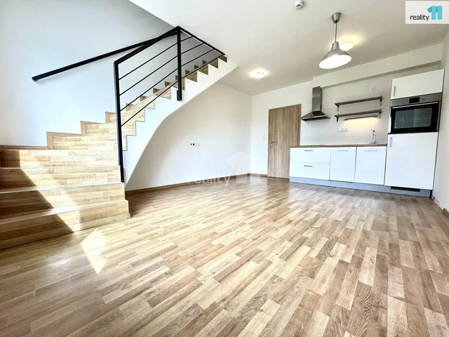Σαλόνι; ξύλινο πάτωμα, συσκευές κουζίνας, φυσικό φως, ανακαινισμένο