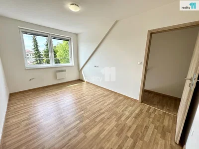 Sypialnia; podłoga drewniana, światło dzienne
