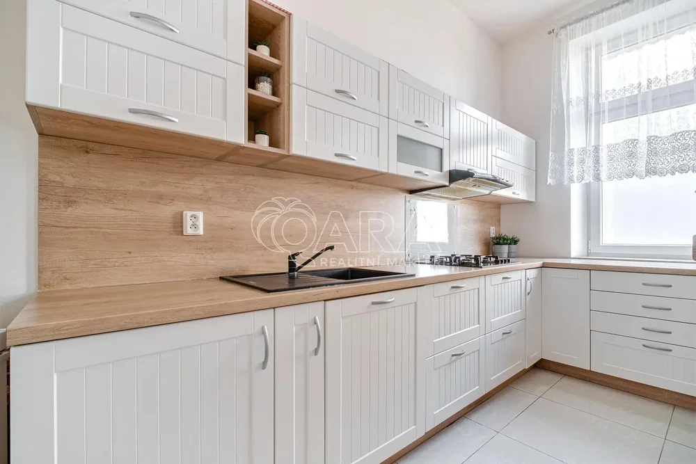 Kitchen; kitchen appliances, natural light, modern style