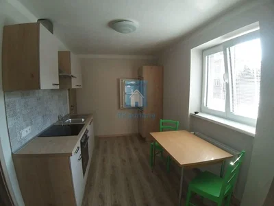 Кухиња; кухињски апарати, дрвени под, природно светло