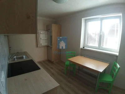 Кухиња; кухињски апарати, дрвени под, природно светло