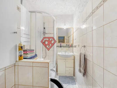 Salle de bain; carrelage, nécessite rénovation