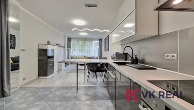 Keuken; keukenapparatuur, tegelvloer, natuurlijk licht