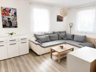Wohnzimmer; holzboden, tageslicht, moderner stil