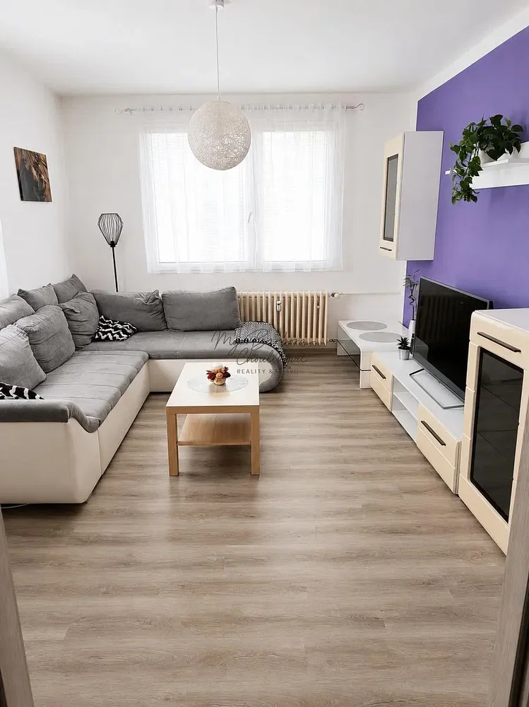 Wohnzimmer; tageslicht, holzboden, moderner stil