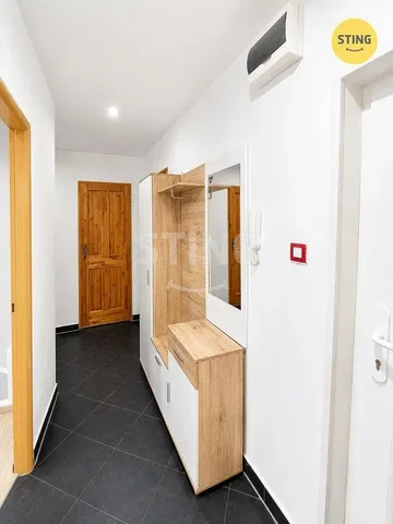 Cloakroom; tile floor, wood beams, natural light