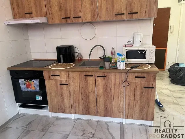 Kitchen; kitchen appliances, tile floor