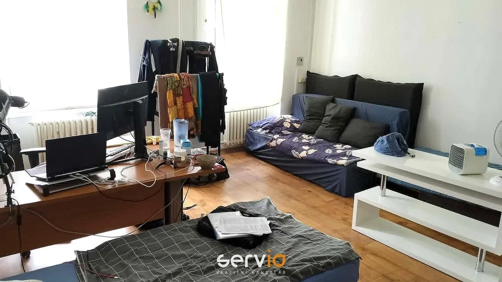 Дневна соба; природно светло, дрвени под, потребна реновација
