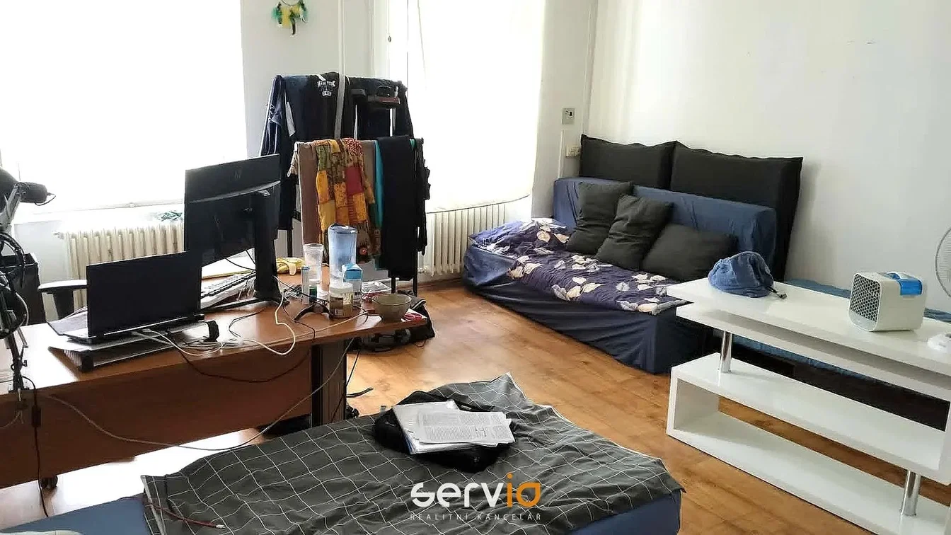 Дневна соба; природно светло, дрвени под, потребна реновација