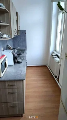 Кухиња; кухињски апарати, дрвени под, природно светло