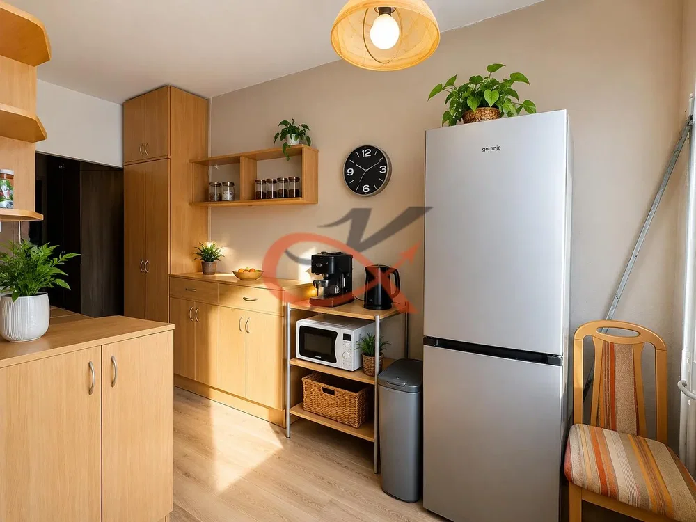 Кухиња; кухињски апарати, природно светло, дрвени под, реновиран