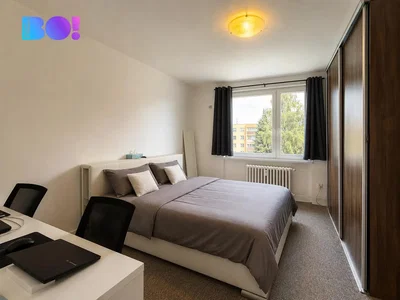 Schlafzimmer; tageslicht, holzboden