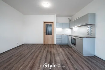 Кухиња; кухињски апарати, дрвени под, природно светло, реновиран