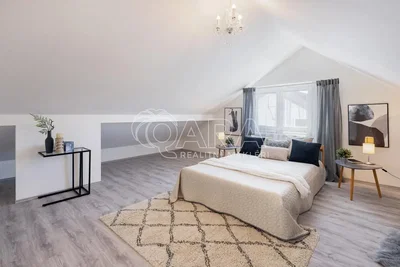 Quarto; chão de madeira, luz natural, estilo moderno