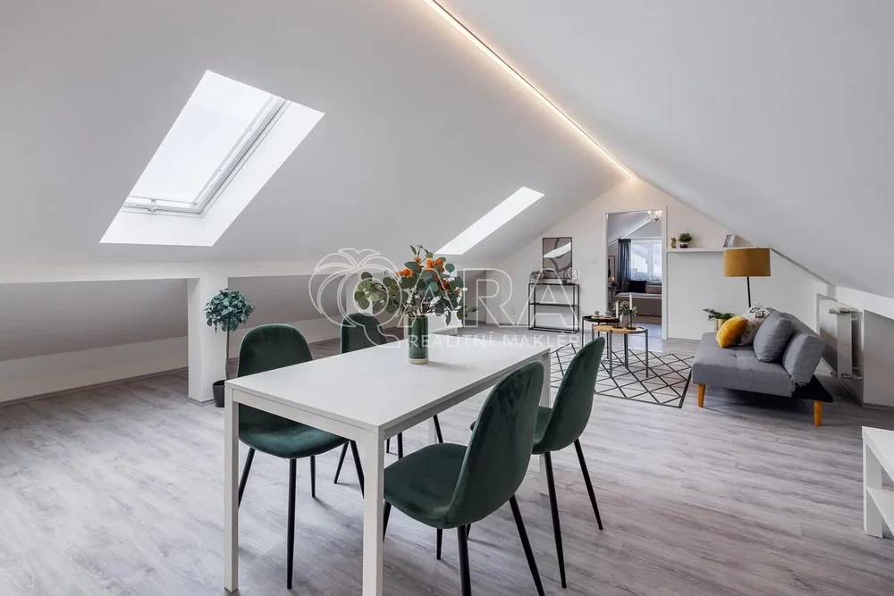 Sala de estar; chão de madeira, luz natural, estilo moderno