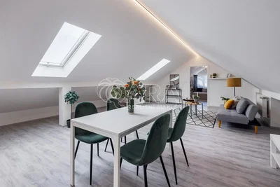 Sala de estar; chão de madeira, luz natural, estilo moderno