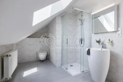 Casa de banho; renovado, luz natural, chão de azulejo