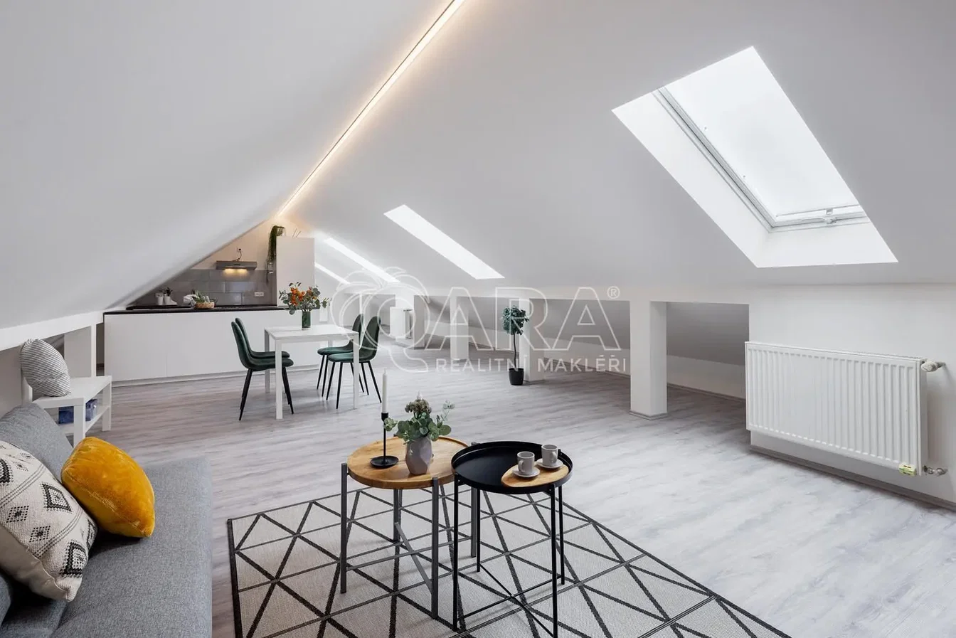 Sala de estar; luz natural, chão de madeira, estilo moderno