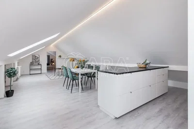 Cozinha; eletrodomésticos, chão de azulejo, luz natural, estilo moderno