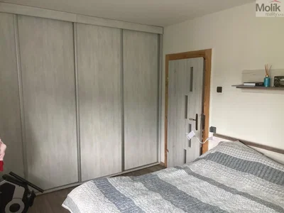 Ložnice; dřevěná podlaha, přirozené světlo