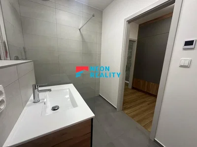 Купатило; реновиран, природно светло
