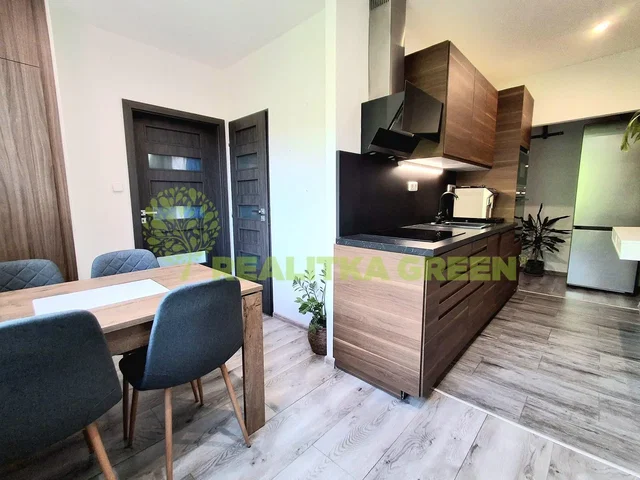 Кухиња; кухињски апарати, плочице, природно светло