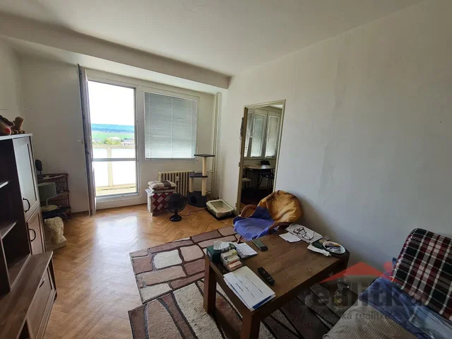 Σαλόνι; θέα, ξύλινο πάτωμα, φυσικό φως