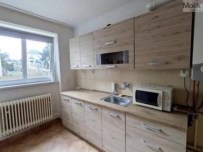 Kuchyně; kuchyňské spotřebiče, dlažba, přirozené světlo, výhled