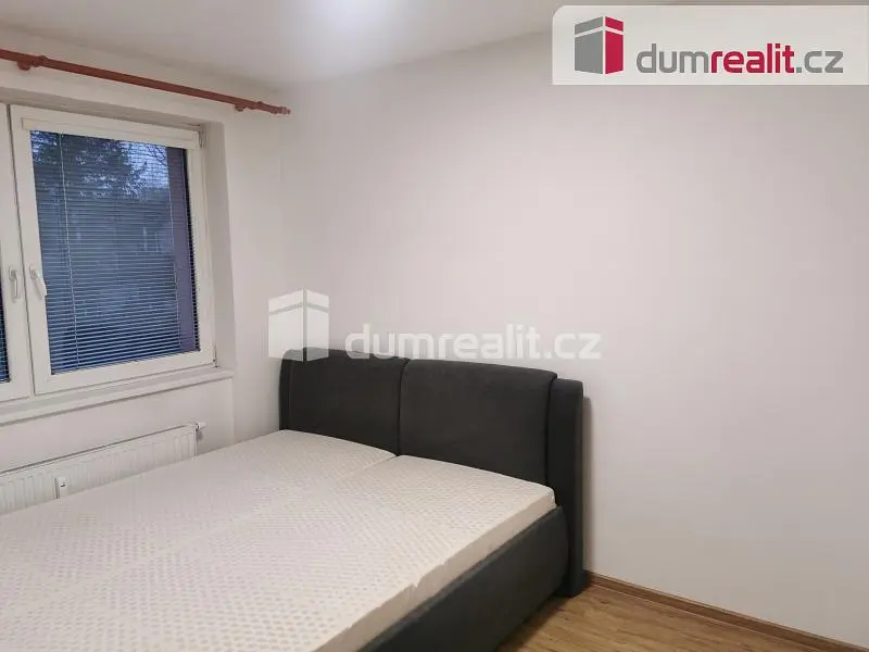 Camera da letto; pavimento in legno, luce naturale