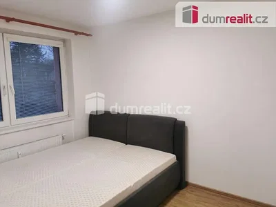 Camera da letto; pavimento in legno, luce naturale