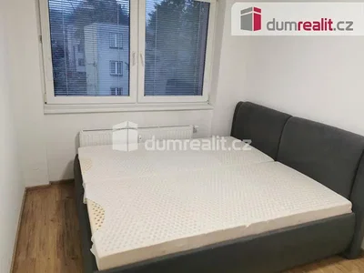 Camera da letto; pavimento in legno, luce naturale